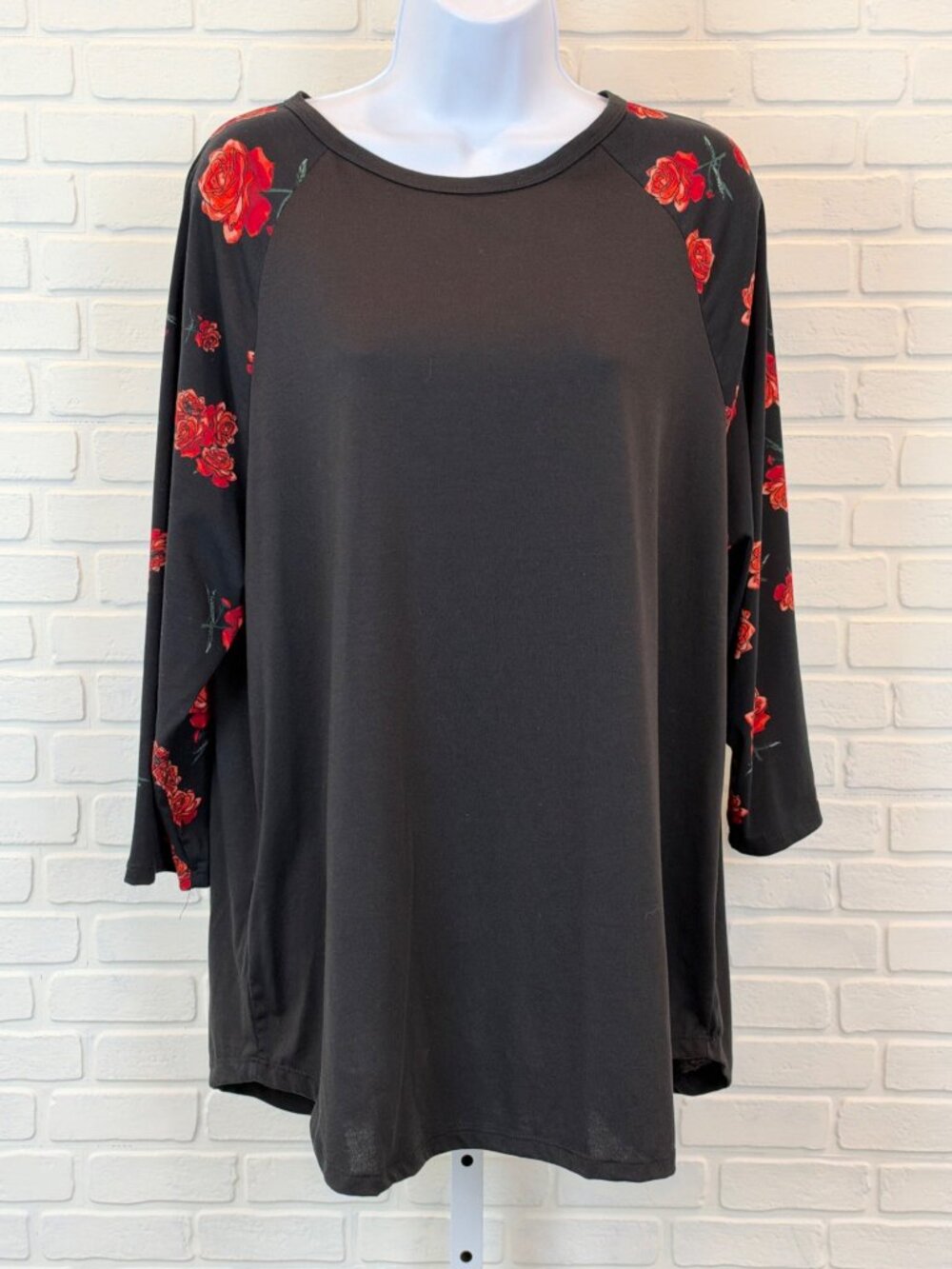 LuLaRoe Raglan Tee Rose Print Sleeves Black Red 3XL